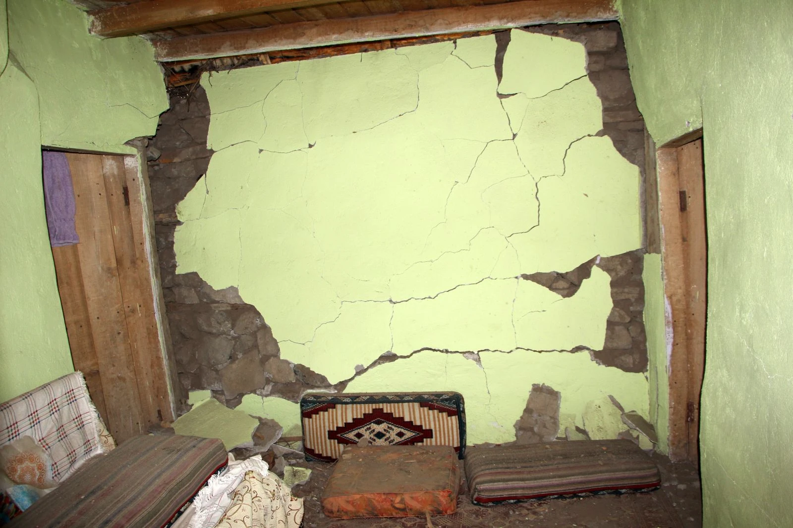 Bingöl depreminin etkisi gün ağarınca ortaya çıktı!