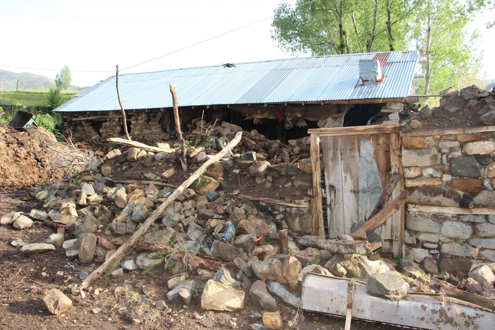 Bingöl depreminin etkisi gün ağarınca ortaya çıktı!
