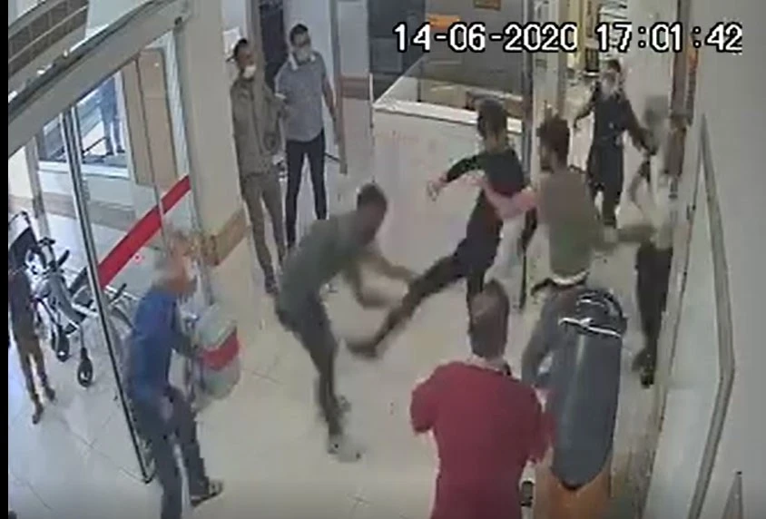 Sağlık çalışanlarına palalı saldırı güvenlik kamerasında