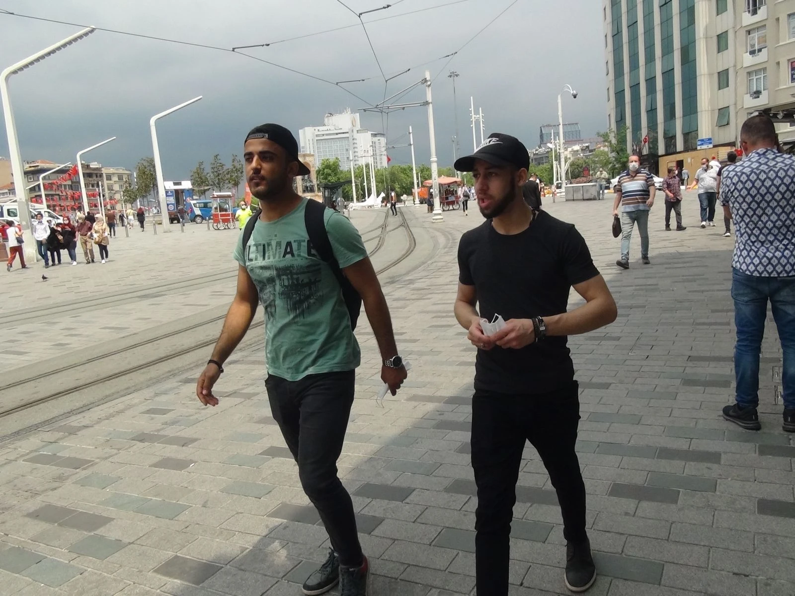 Taksim Meydanı’nda kalabalık her geçen gün artıyor