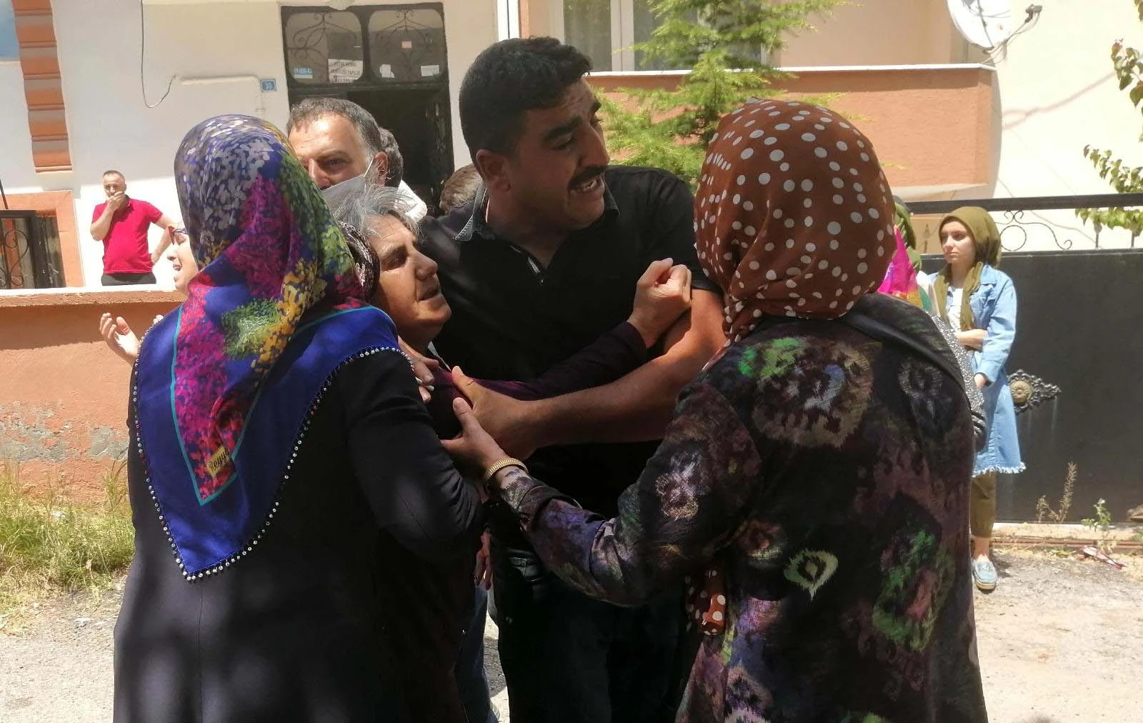 Baba kızını öldürdü, kendini ağır yaraladı