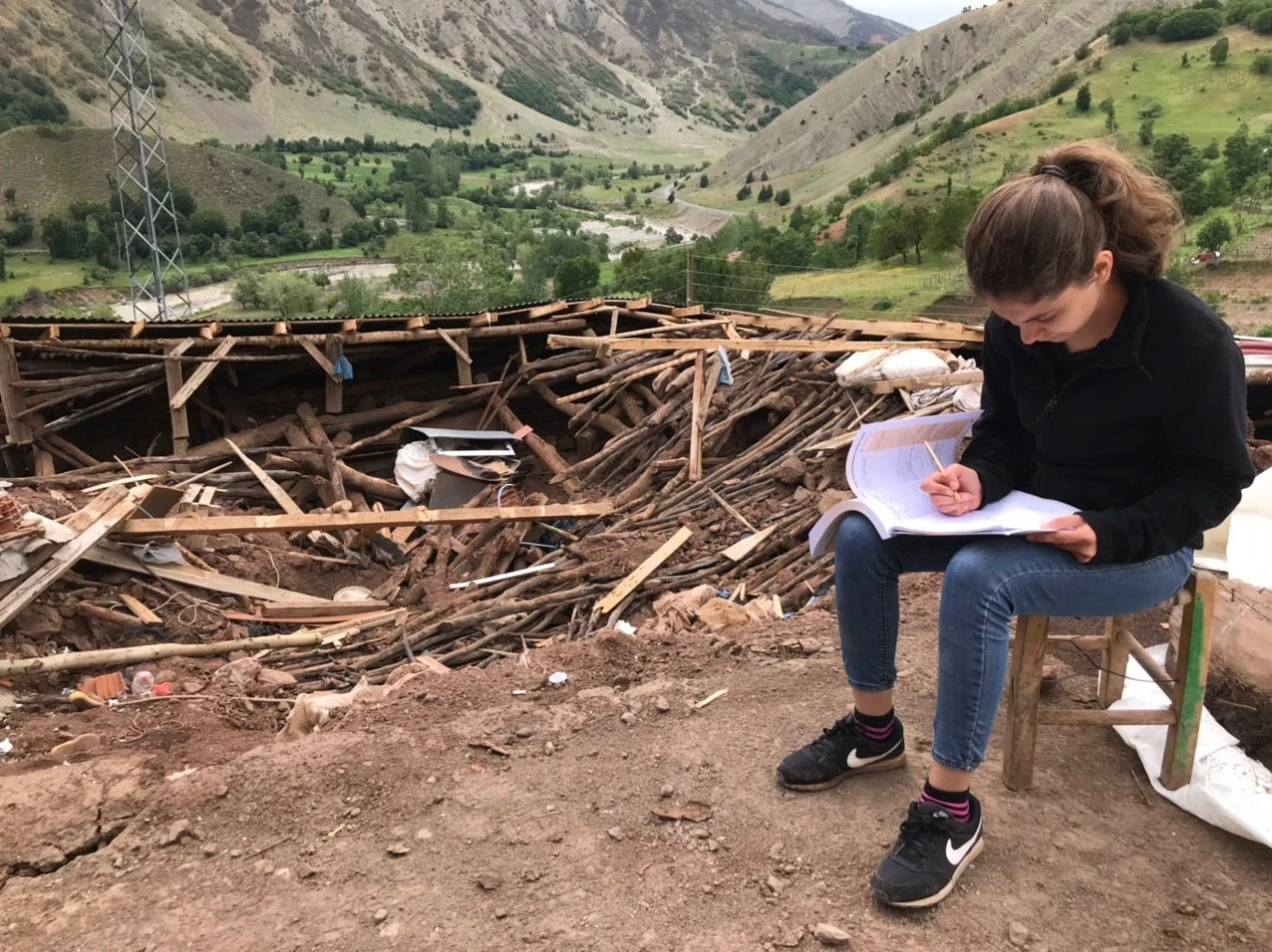 Ölümden saniyelerle kurtuldu, çadırda üniversiteye hazırlanıyor