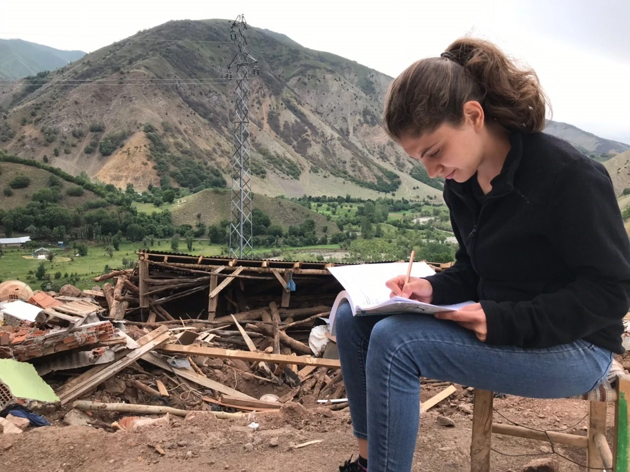 Ölümden saniyelerle kurtuldu, çadırda üniversiteye hazırlanıyor