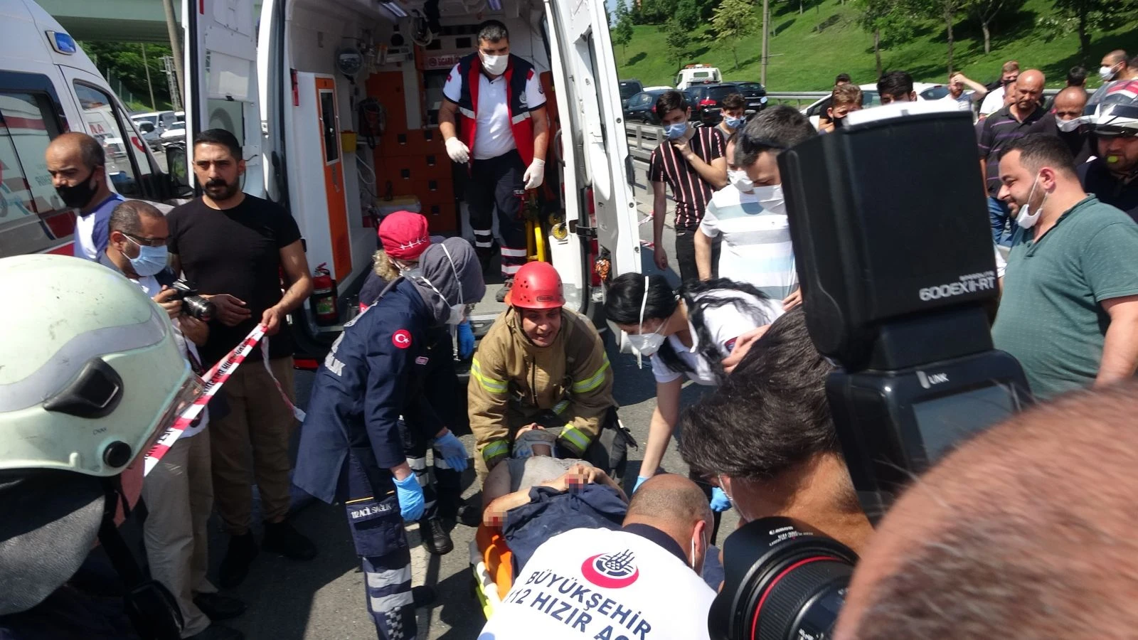 Taksi ok gibi bariyere saplandı kadın yolcu araçta sıkıştı