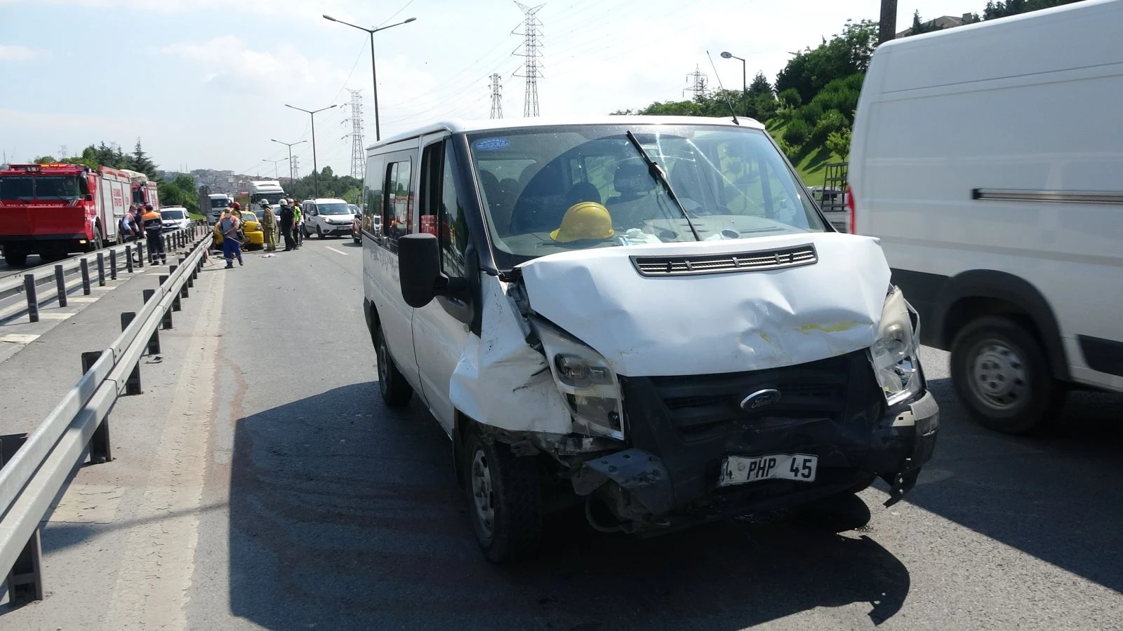 Taksi ok gibi bariyere saplandı kadın yolcu araçta sıkıştı