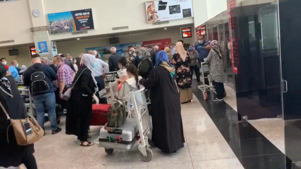 Kayseri Erkilet Havaalanı'nda bagaj bekleme alanında oluşan yoğunluk