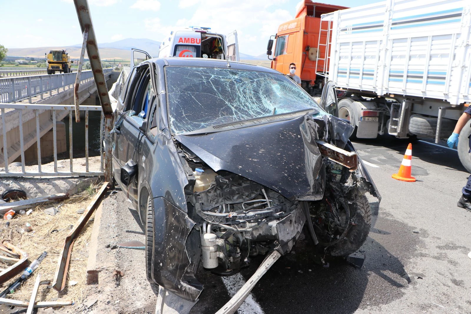 Bariyer otomobile ok gibi saplandı: 1 ölü, 4 yaralı