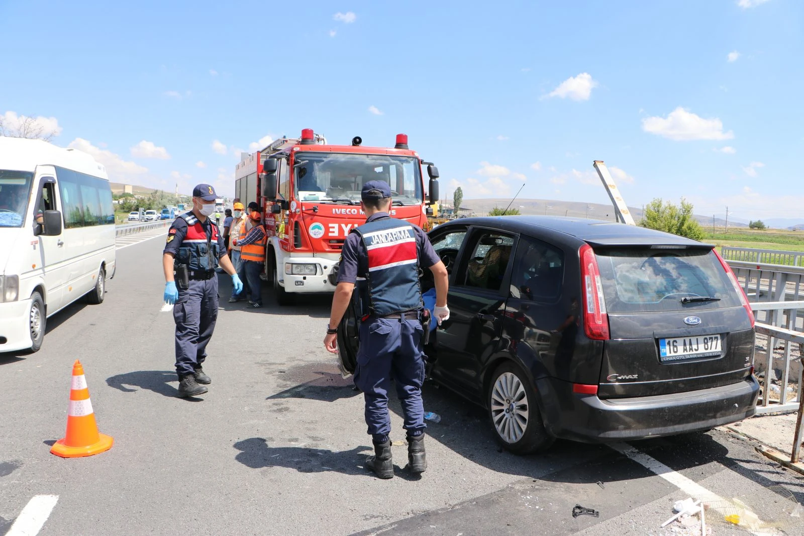 Bariyer otomobile ok gibi saplandı: 1 ölü, 4 yaralı