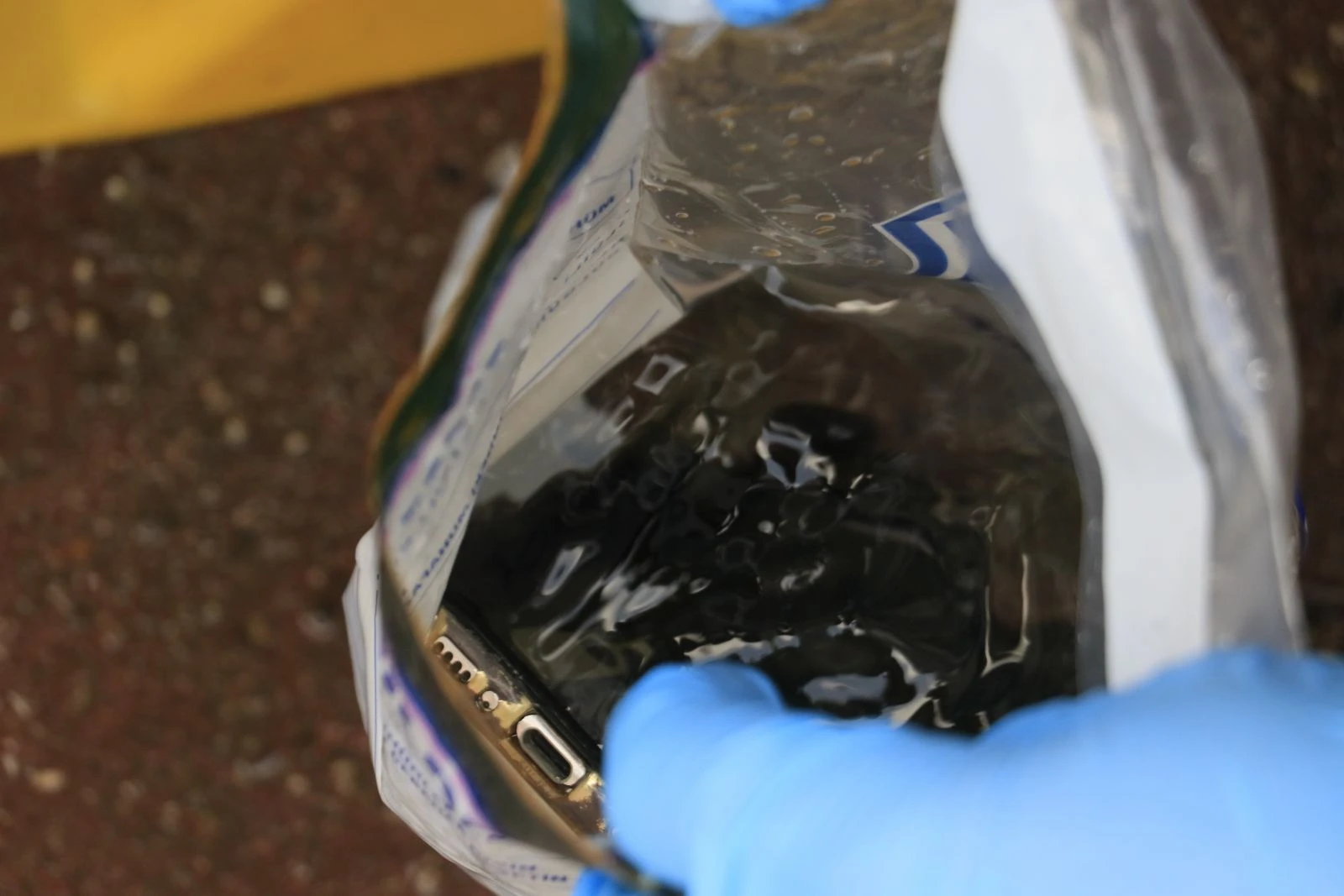 Kanala atılan telefondan kırmızı bültenle aranan FETÖ'cü çıktı