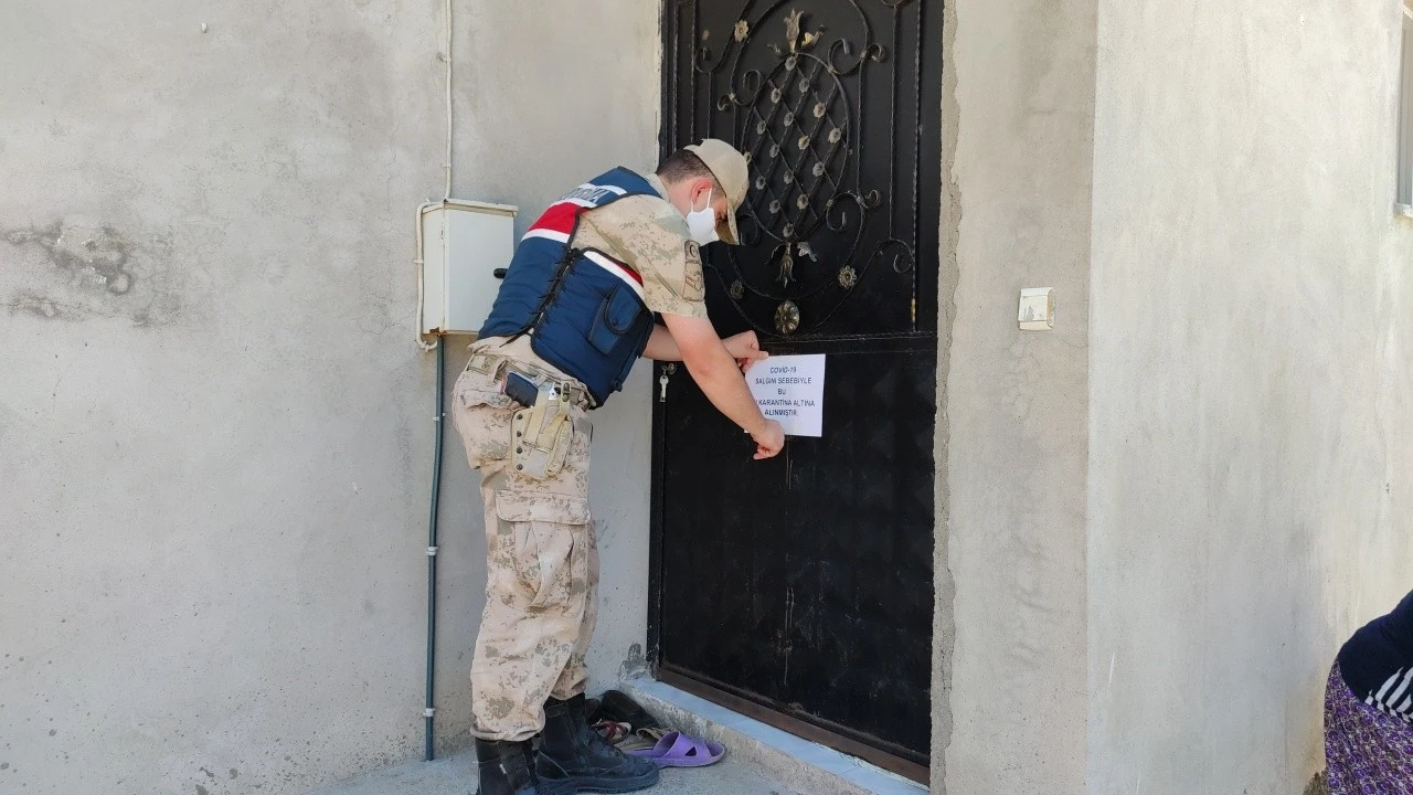Ailesini ziyaret etti, mahalledeki 42 kişi karantinaya alındı
