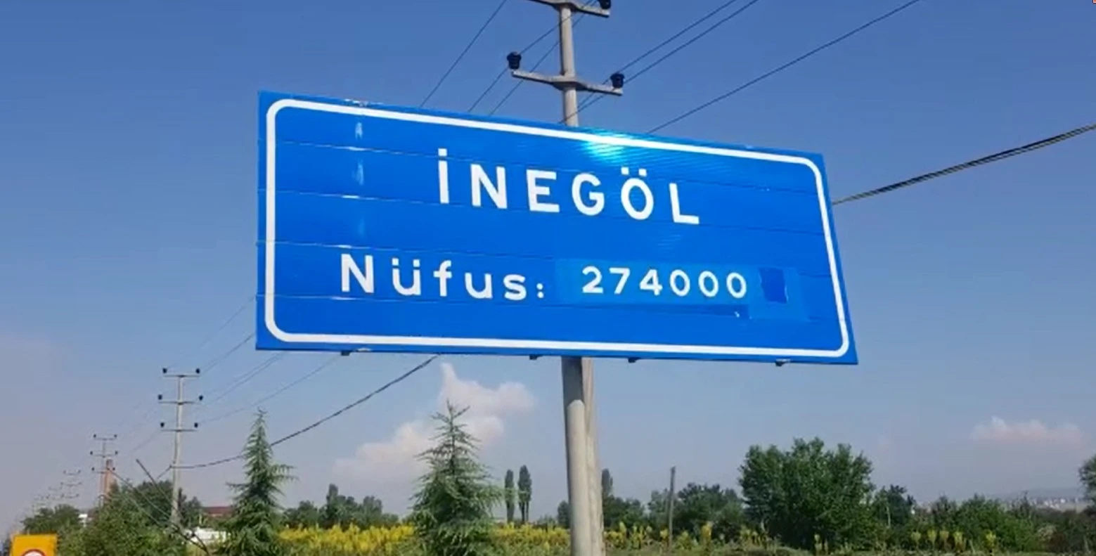Bu ilçedeki nüfus tabelası görenleri şaşırtıyor