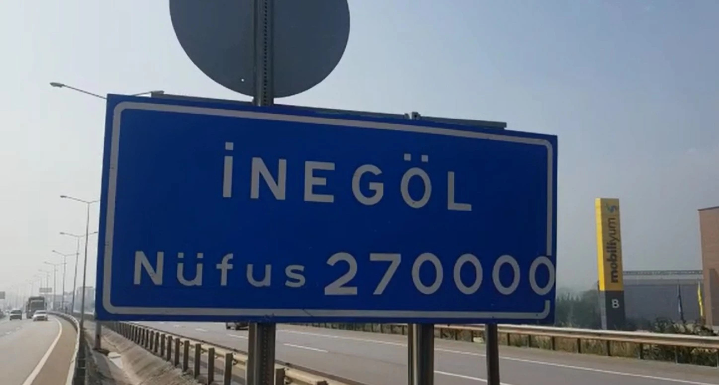 Bu ilçedeki nüfus tabelası görenleri şaşırtıyor