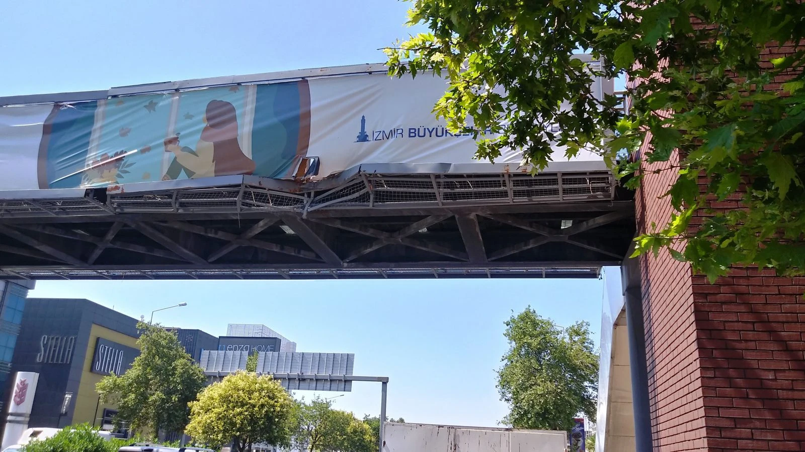 Üst geçidin yüksekliğini hesaplayamadı, trafiği felç etti