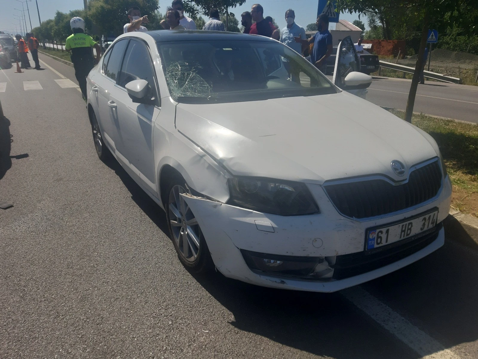 Otomobilin çarptığı motosiklet sürücüsü hayatını kaybetti