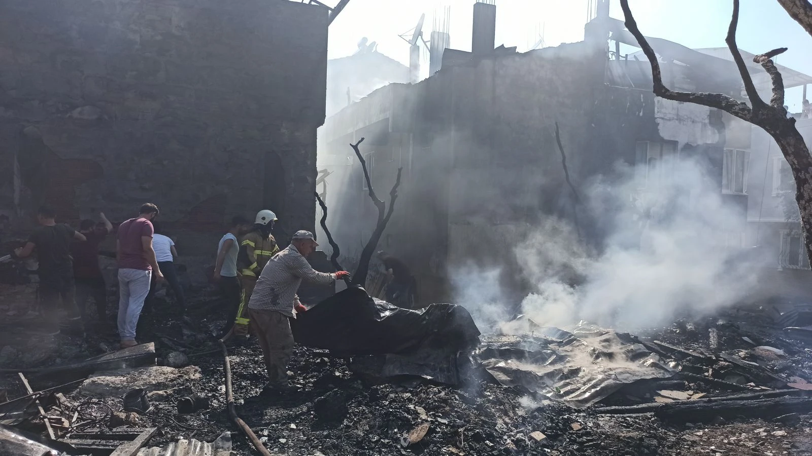 4 ev alevlere teslim oldu, 2 itfaiye eri zehirlendi