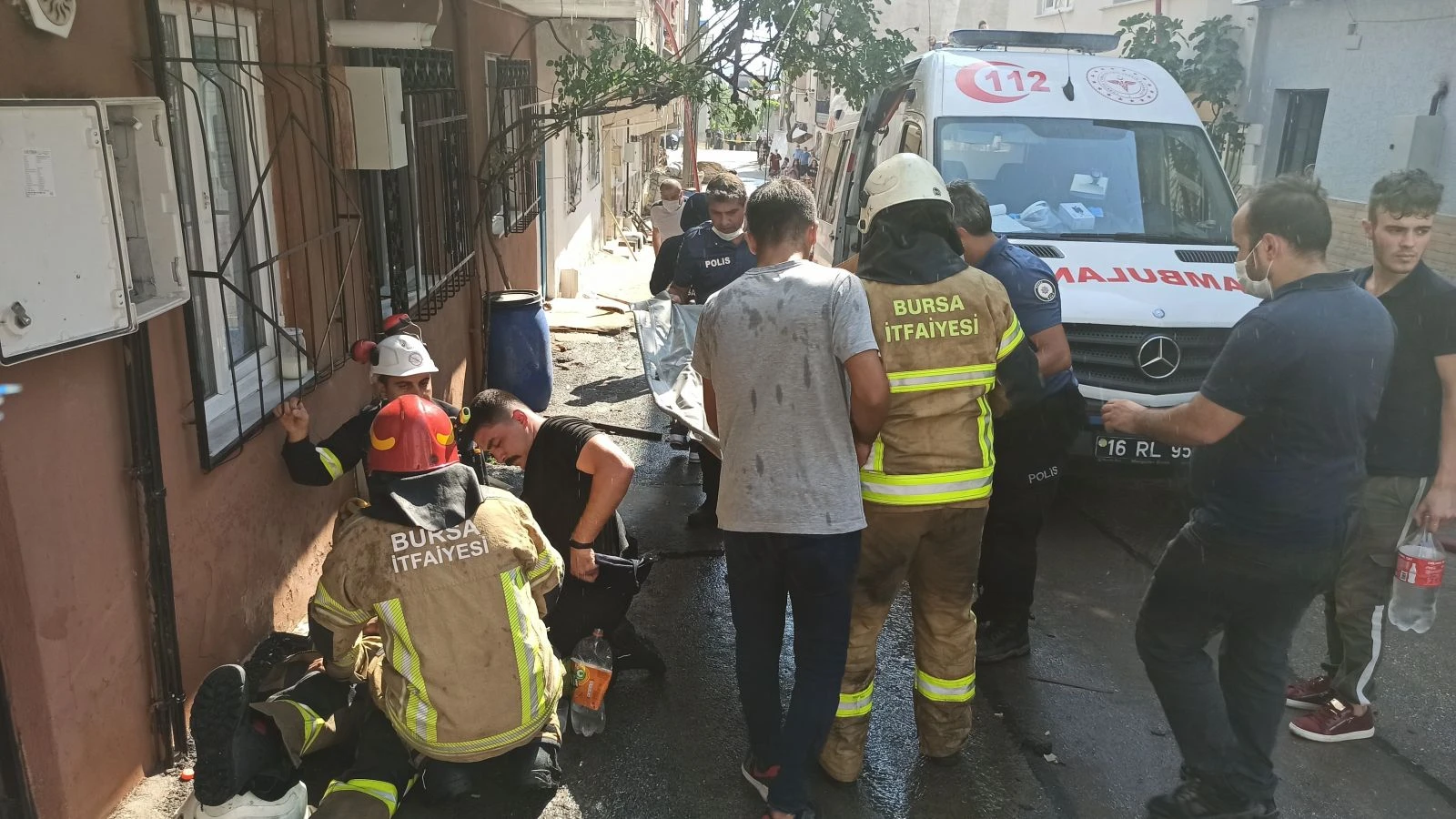 4 ev alevlere teslim oldu, 2 itfaiye eri zehirlendi