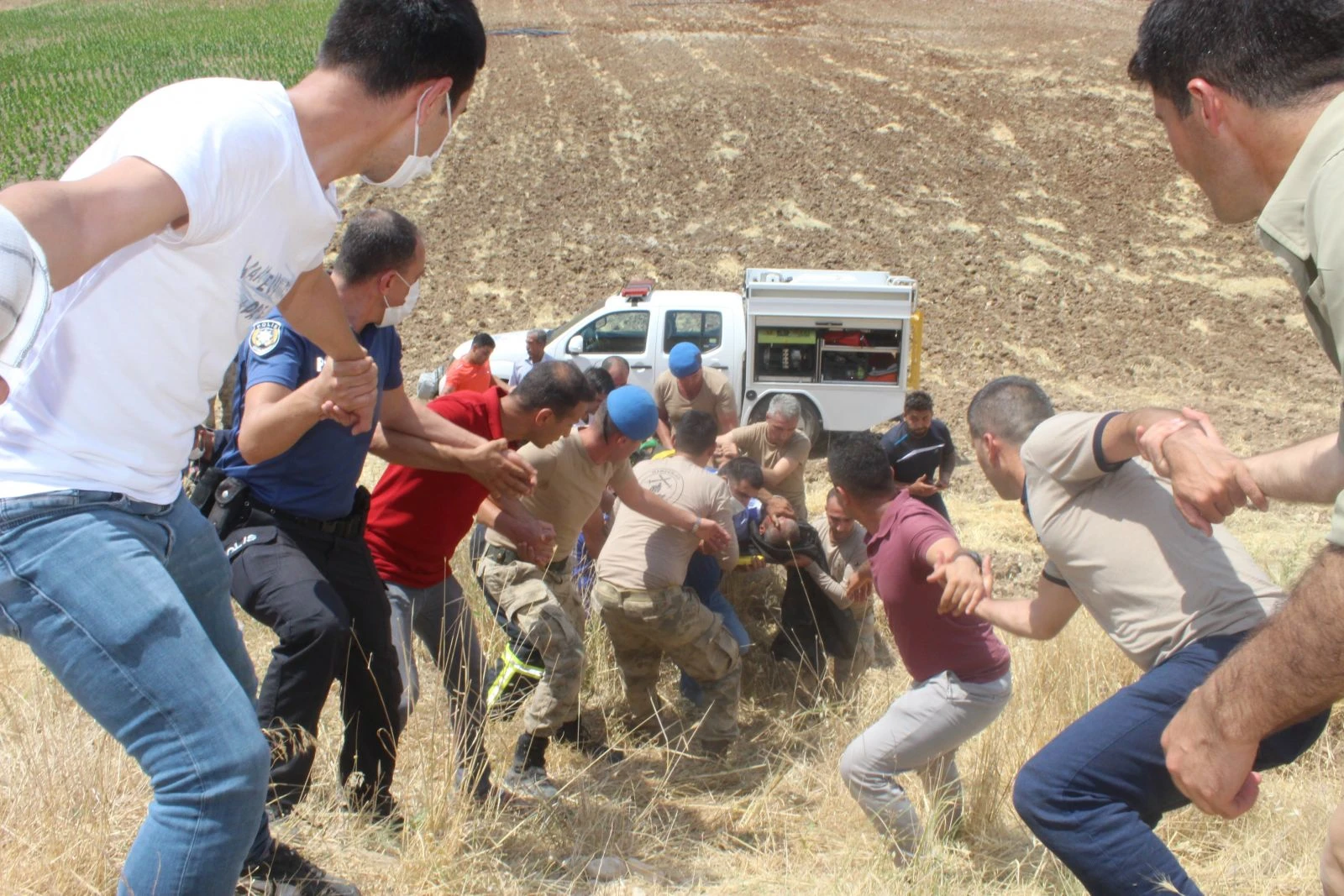 Traktör altında can pazarı yaşandı