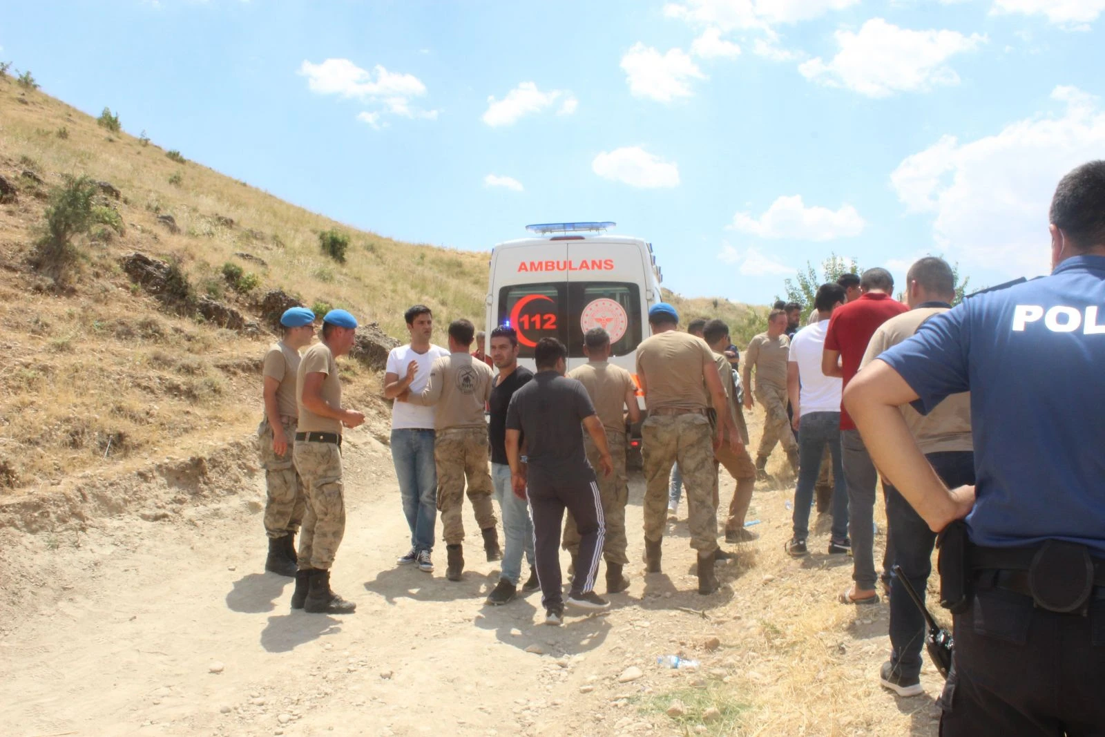 Traktör altında can pazarı yaşandı