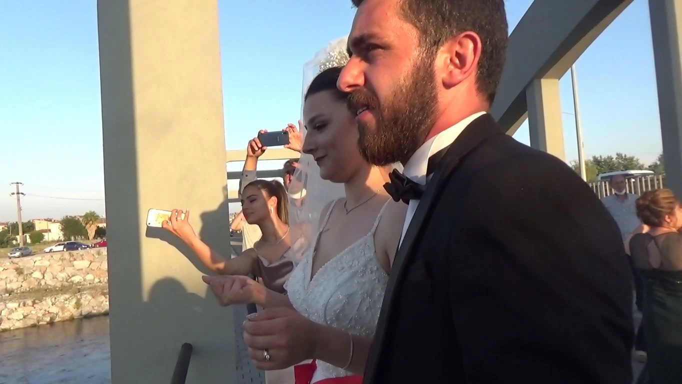 Türküye konu olan köprüde gelenek devam ediyor