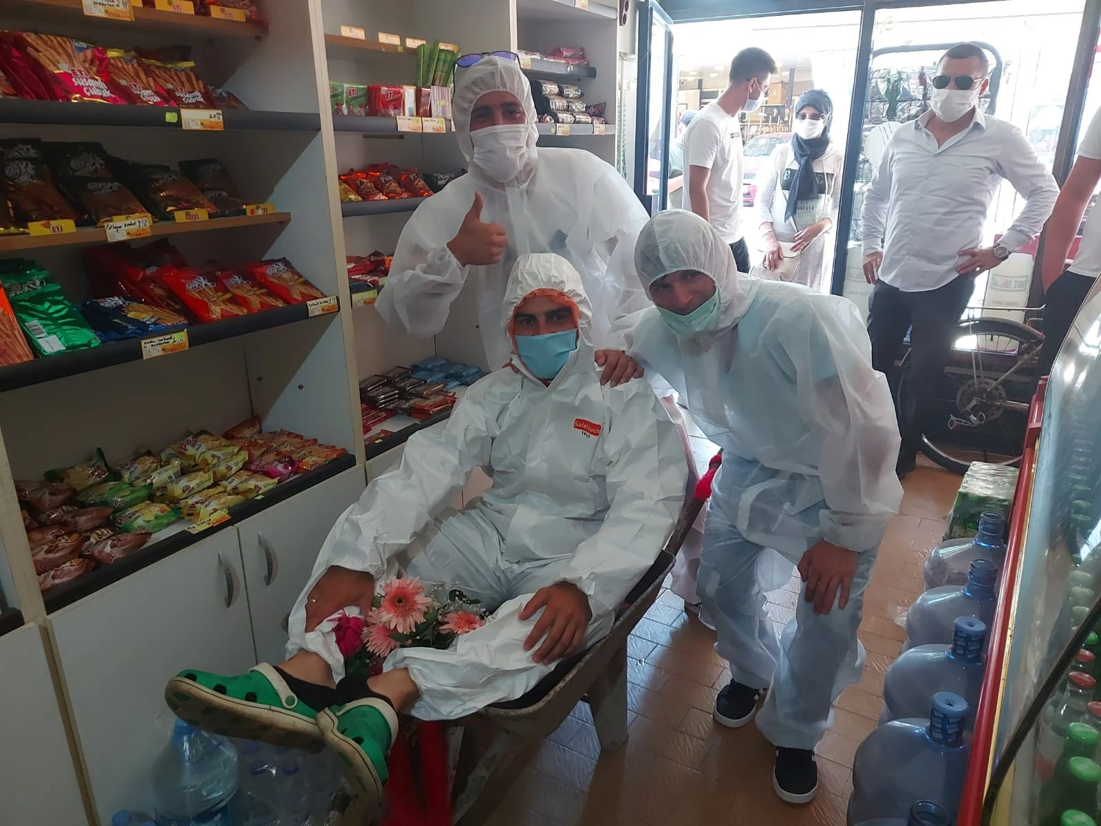 Damat özel tulum giyerek göbek attı