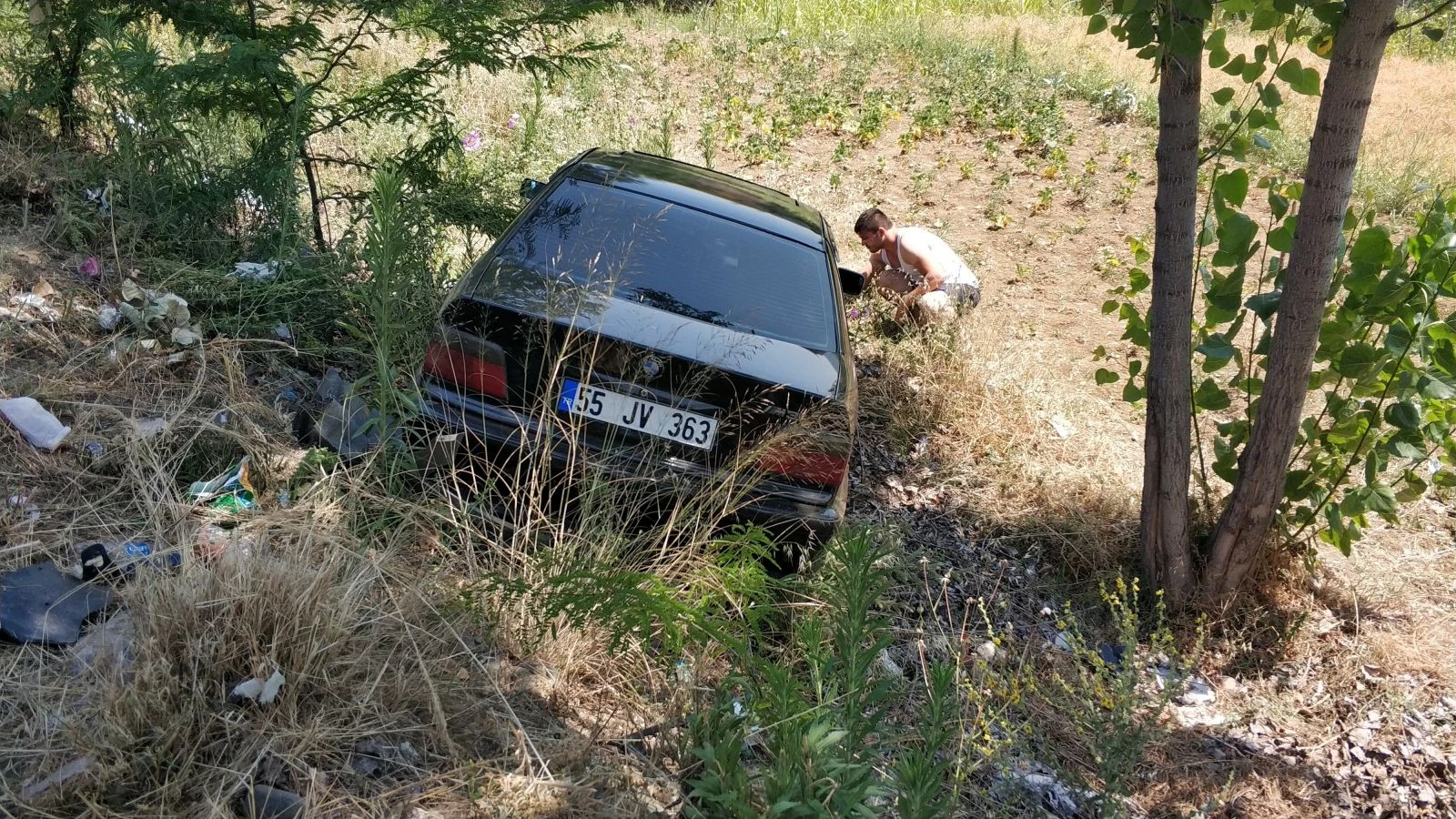 Samsun'da şarampole yuvarlanan otomobil