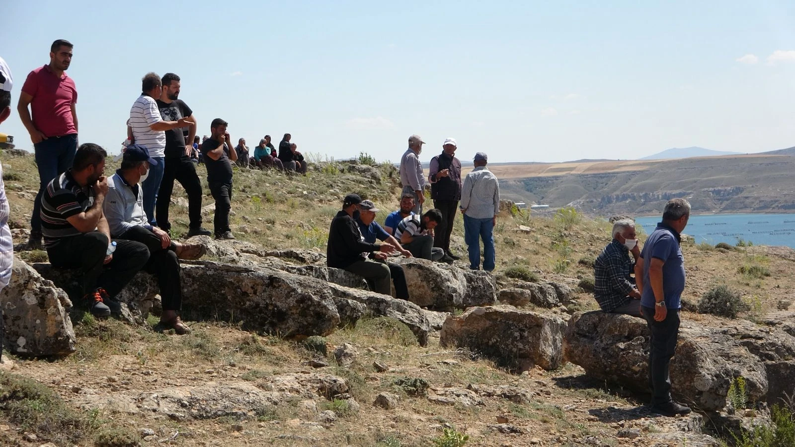 Serinlemek için baraj gölüne giren iki gençten biri kayboldu