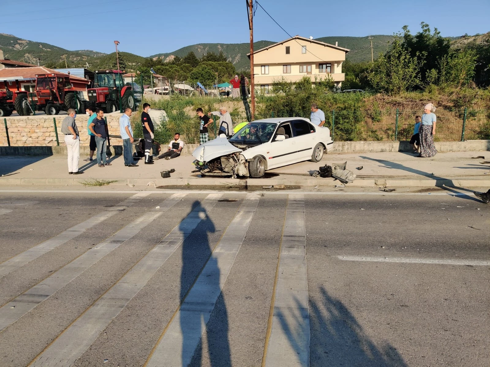 Önce trafik levhasına sonra bahçe duvarına çarparak durabildi