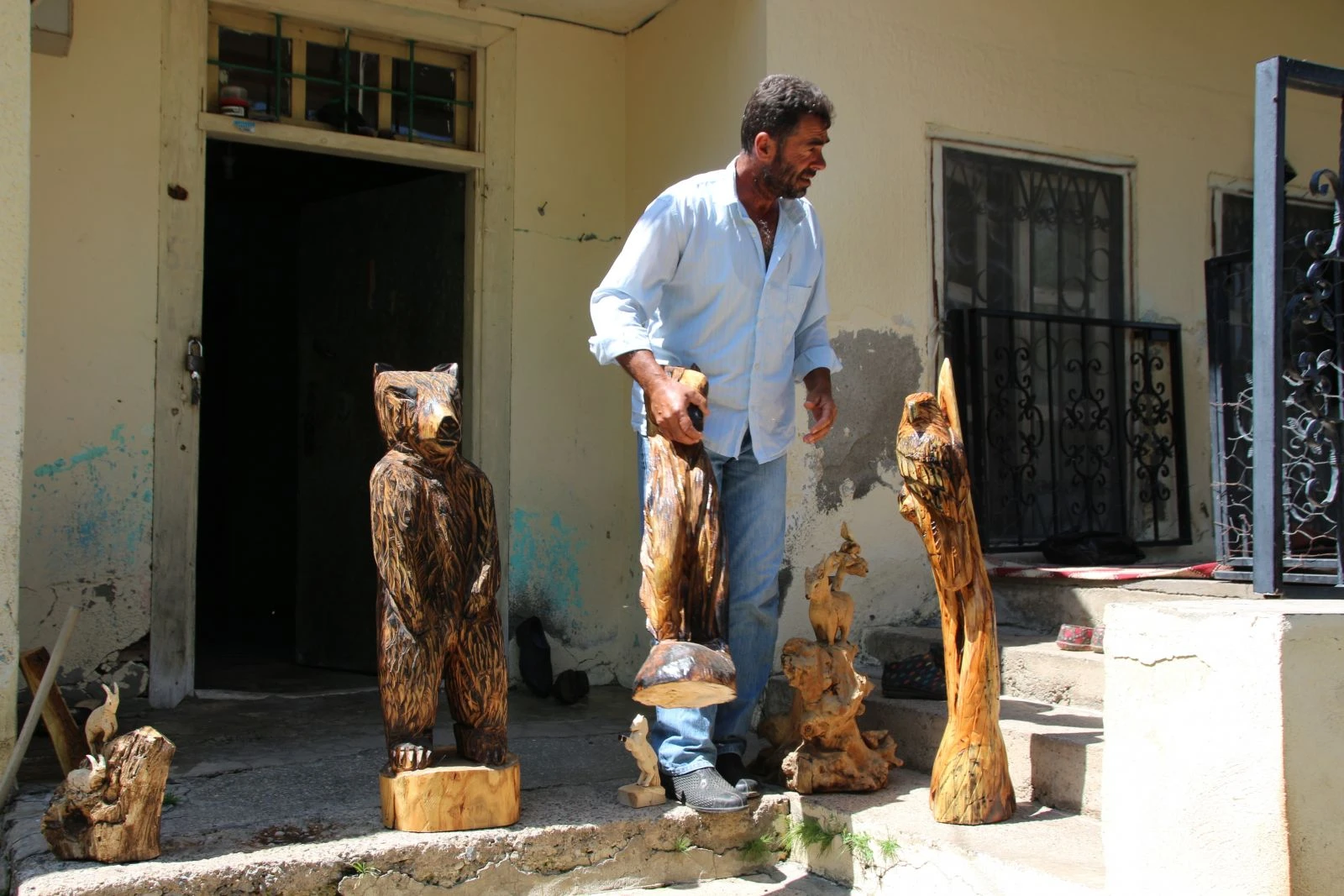 Babasını kaybedince kendini sanata verdi