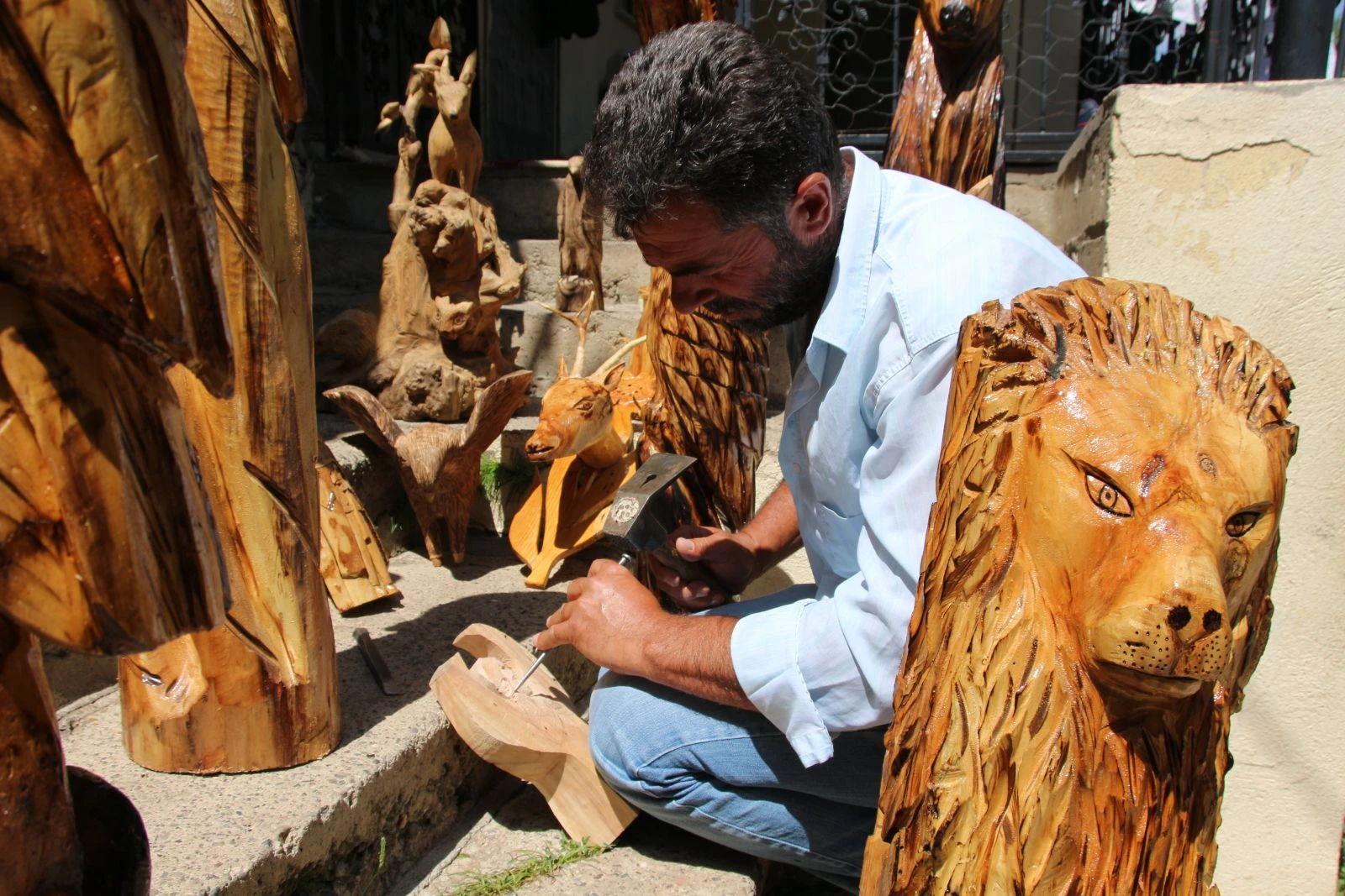 Babasını kaybedince kendini sanata verdi