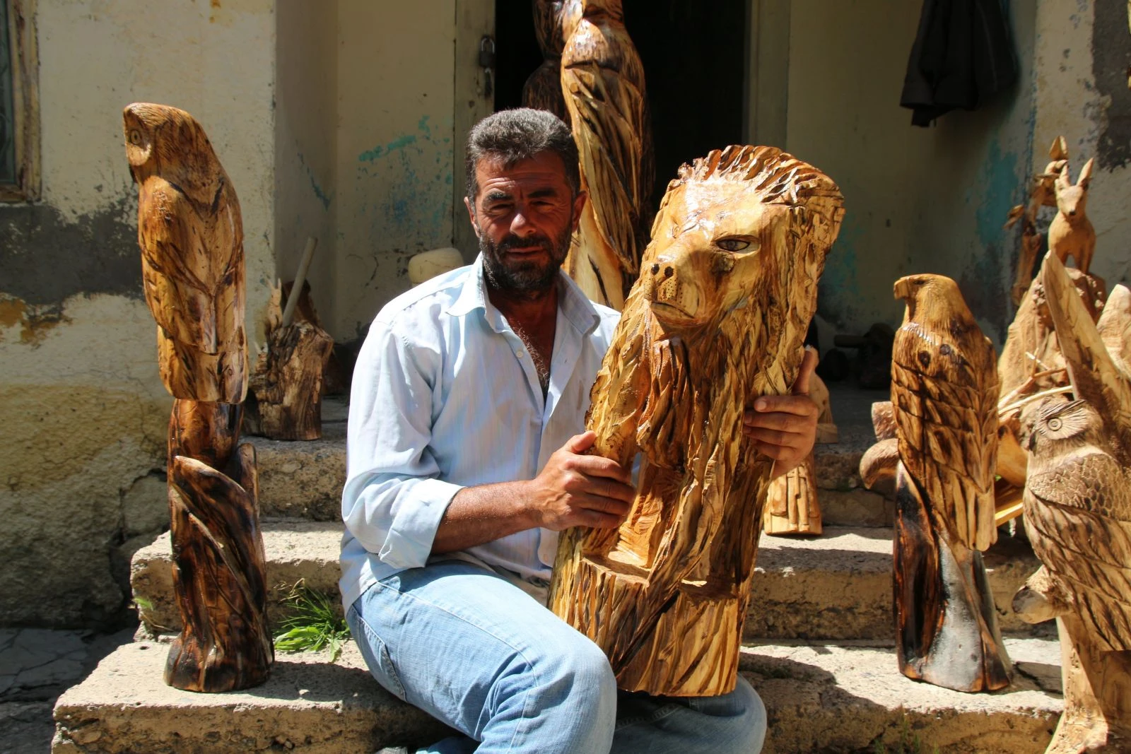 Babasını kaybedince kendini sanata verdi