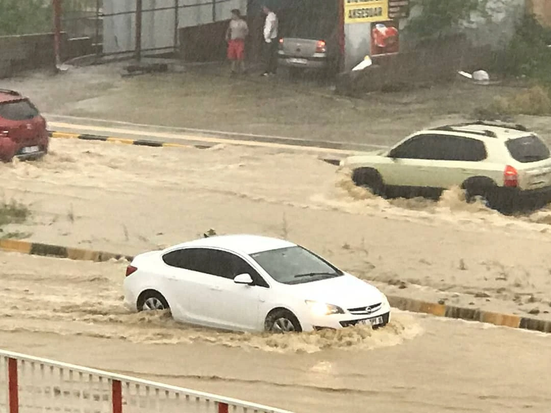 Bartın'da sağanak yağış hayatı felç etti: Evleri su bastı, araçlar yollarda kaldı