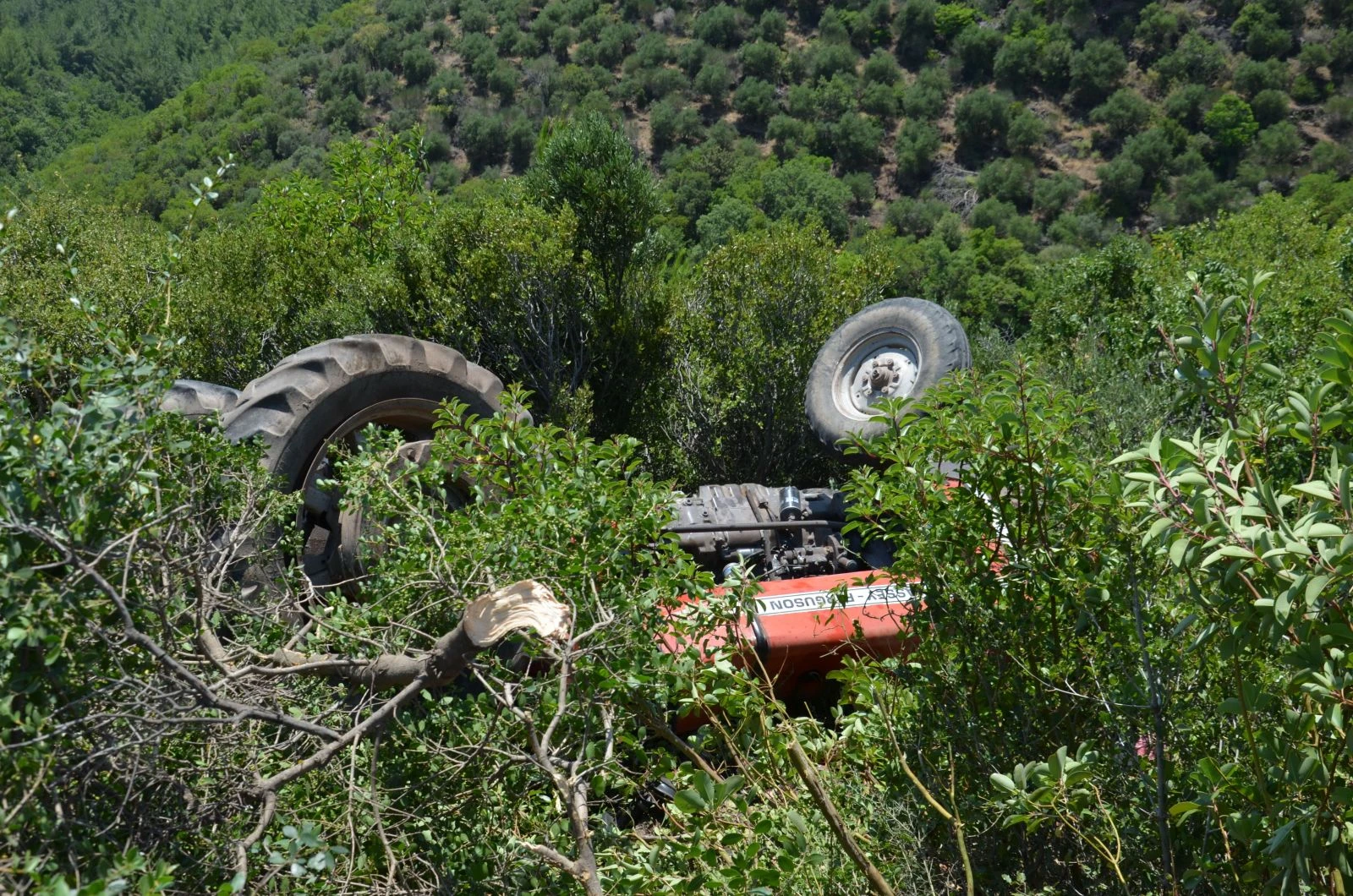 Traktör şarampole yuvarlandı: 1 ölü, 1 yaralı