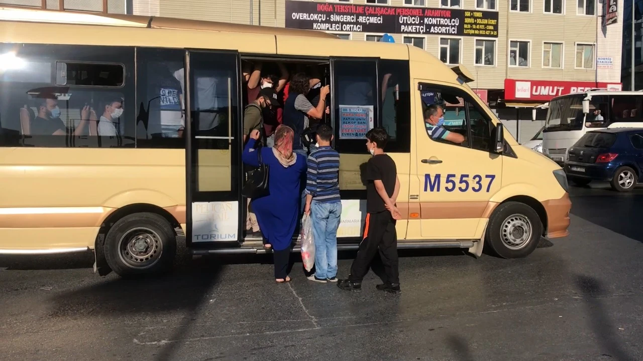 Minibüslerde tıka basa yolculuk devam ediyor