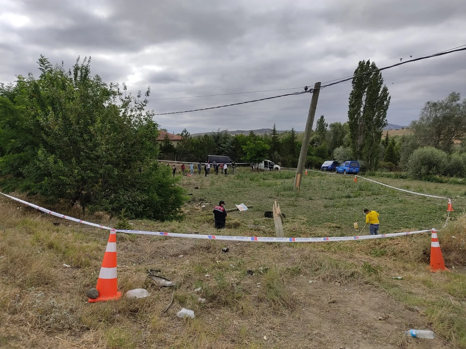 Güvenlik güçleri tırmıkla tarlada altın aradı