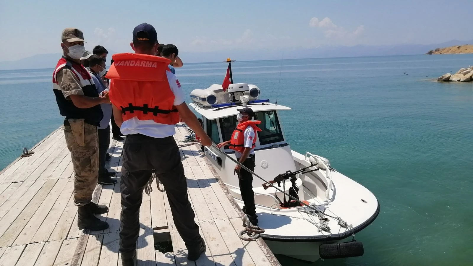 Van Gölü'nde batan teknedeki cenazelerin çıkarılmasına ara verildiği haberi