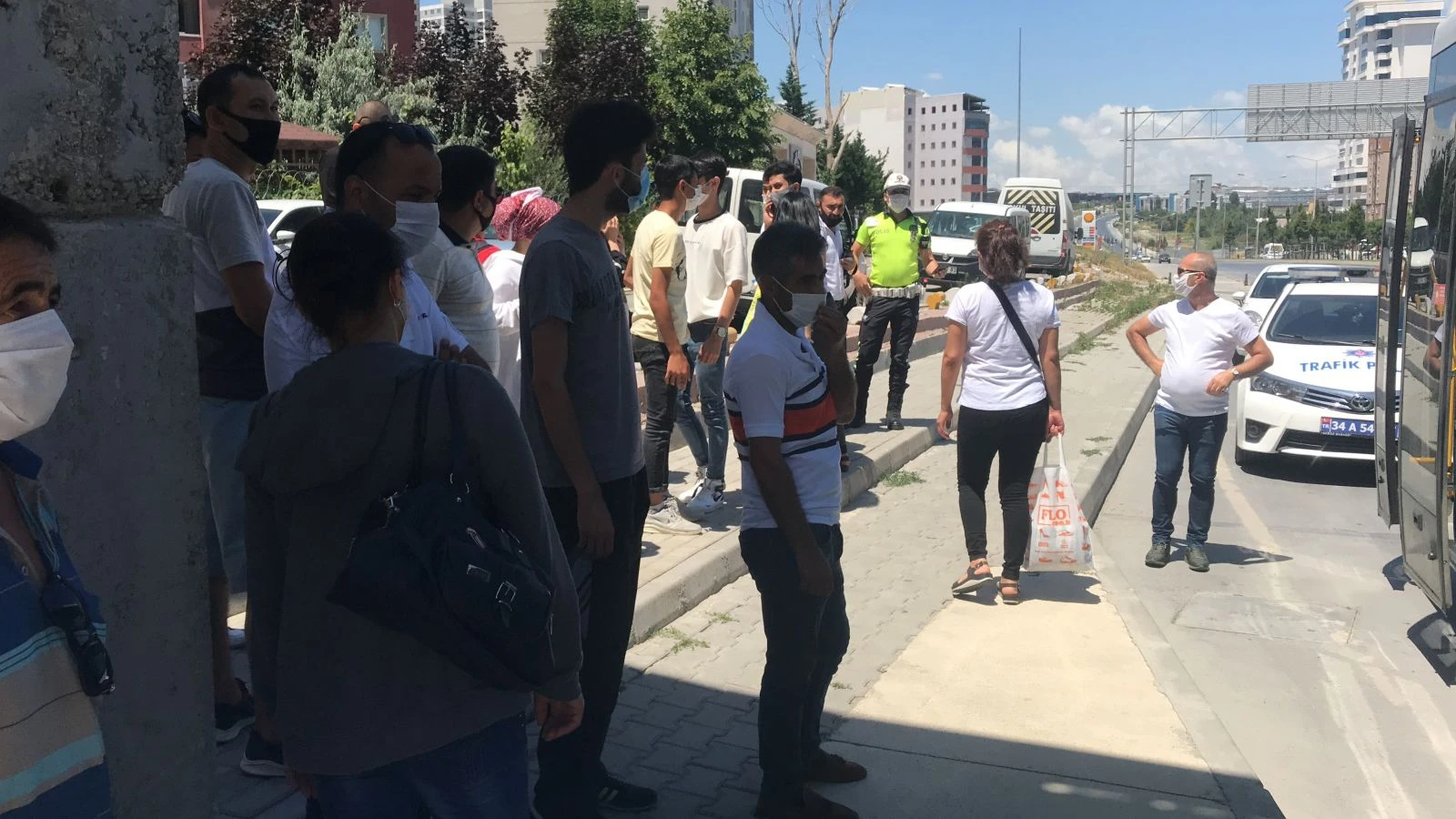 Polisin durdurduğu tıka basa dolu otobüsten 48 yolcu çıktı