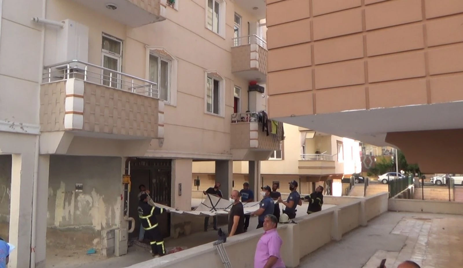 Evde kilitli kalan ikizler ortalığı birbirine kattı