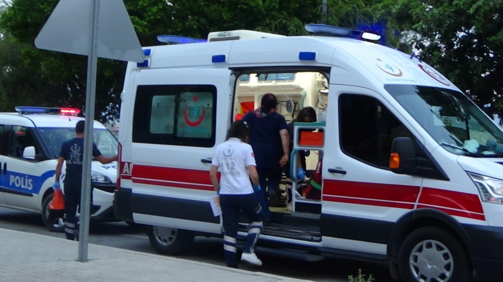 Sinir kriz geçiren kadın, kocasının eşyalarını yakmaya kalktı