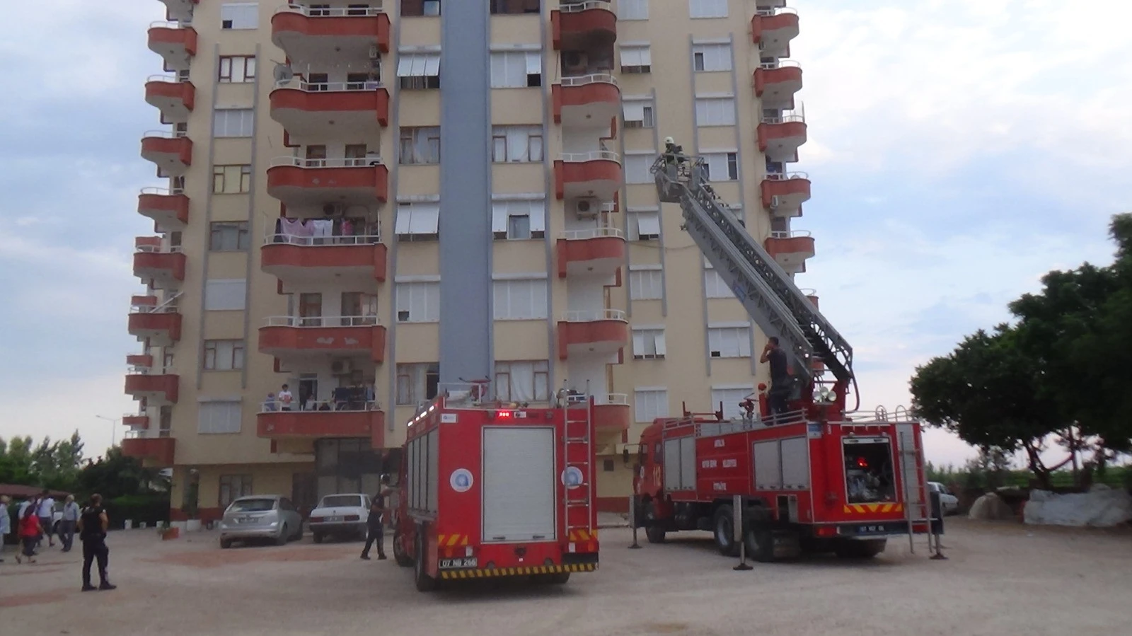 Sinir kriz geçiren kadın, kocasının eşyalarını yakmaya kalktı