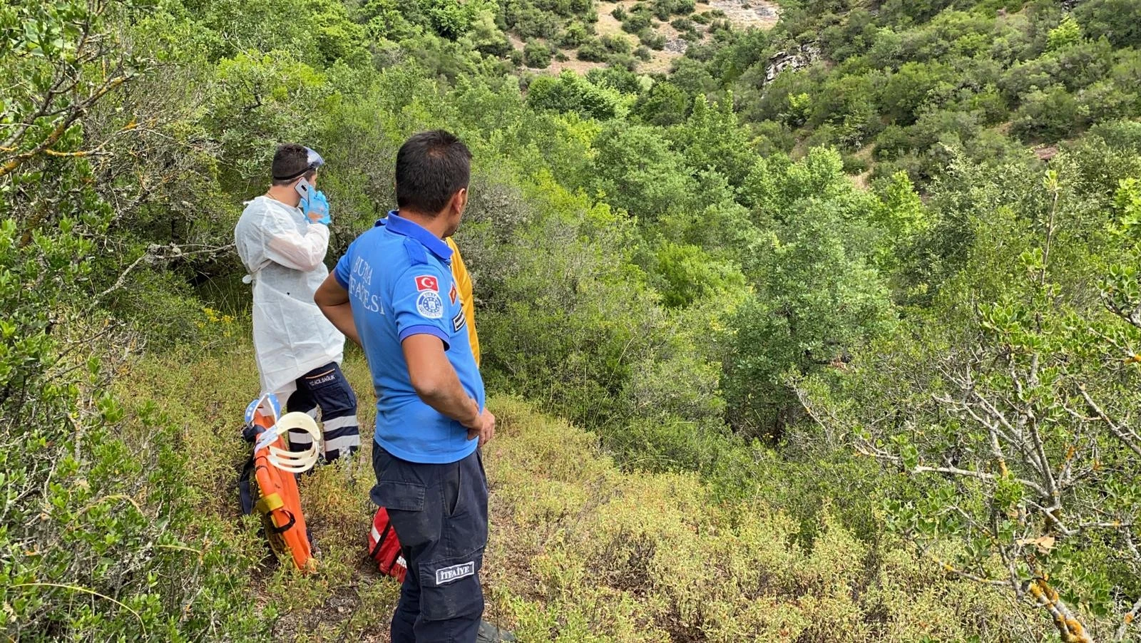Dinamit patlatan defineciler şelaleden düştü