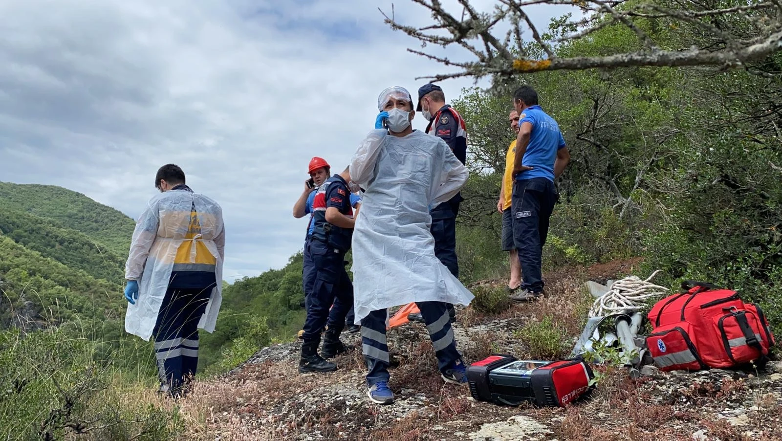 Dinamit patlatan defineciler şelaleden düştü