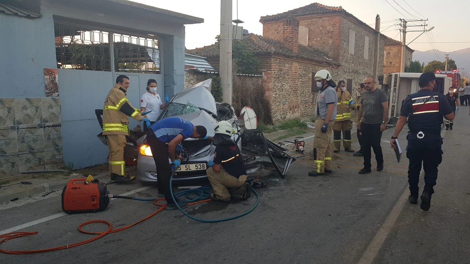 İşçi minibüsü ile otomobil çarpıştı: 1 ölü, 6 yaralı