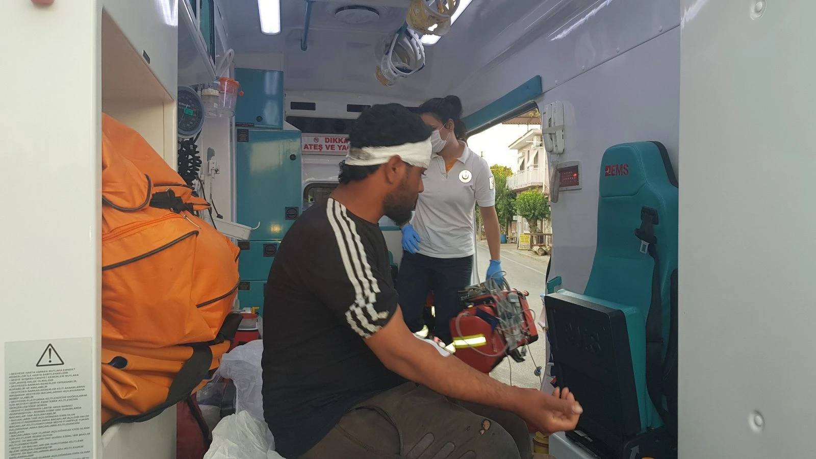 İşçi minibüsü ile otomobil çarpıştı: 1 ölü, 6 yaralı