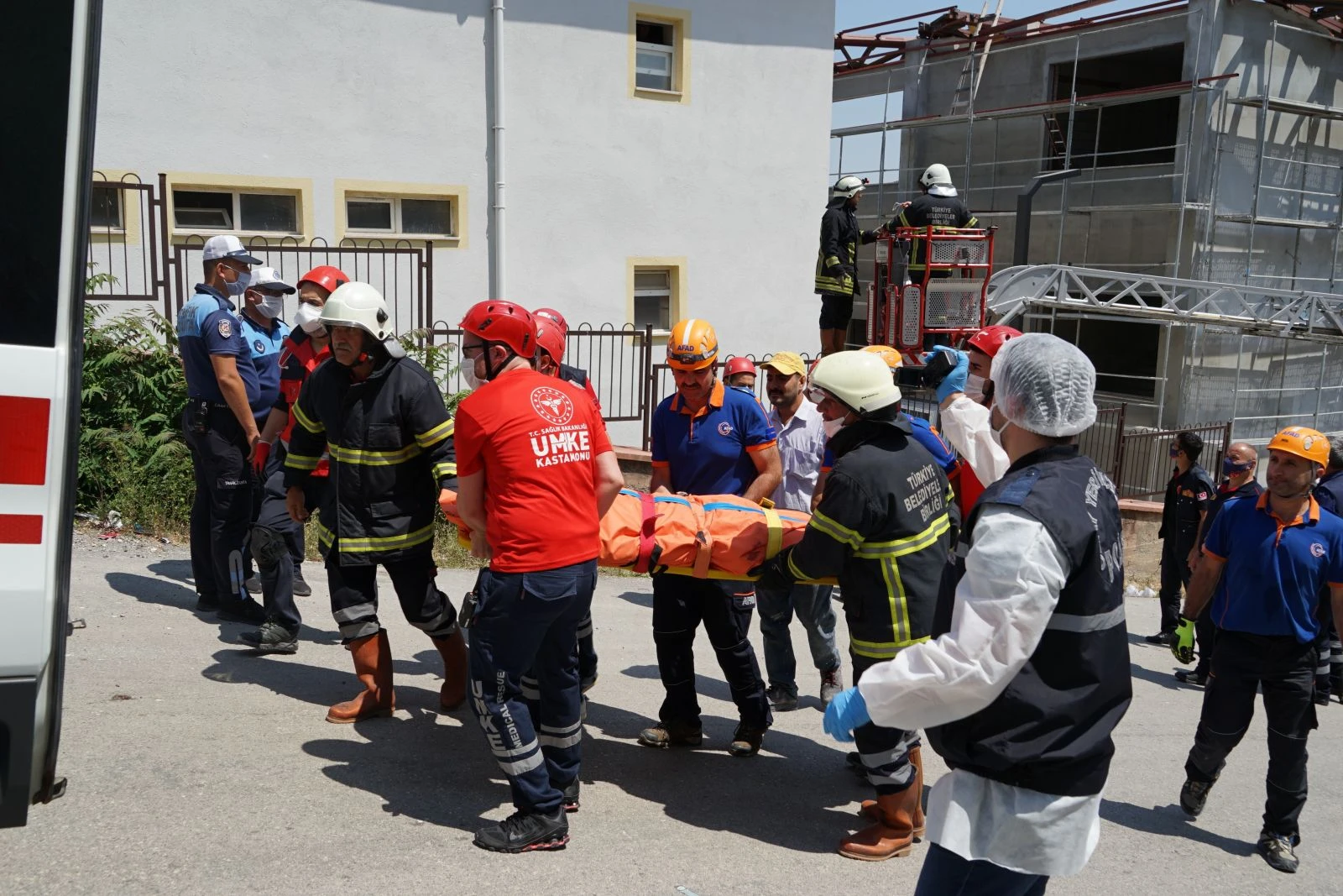 Spor salonu inşaatı çöktü: 1 ölü, 1 yaralı