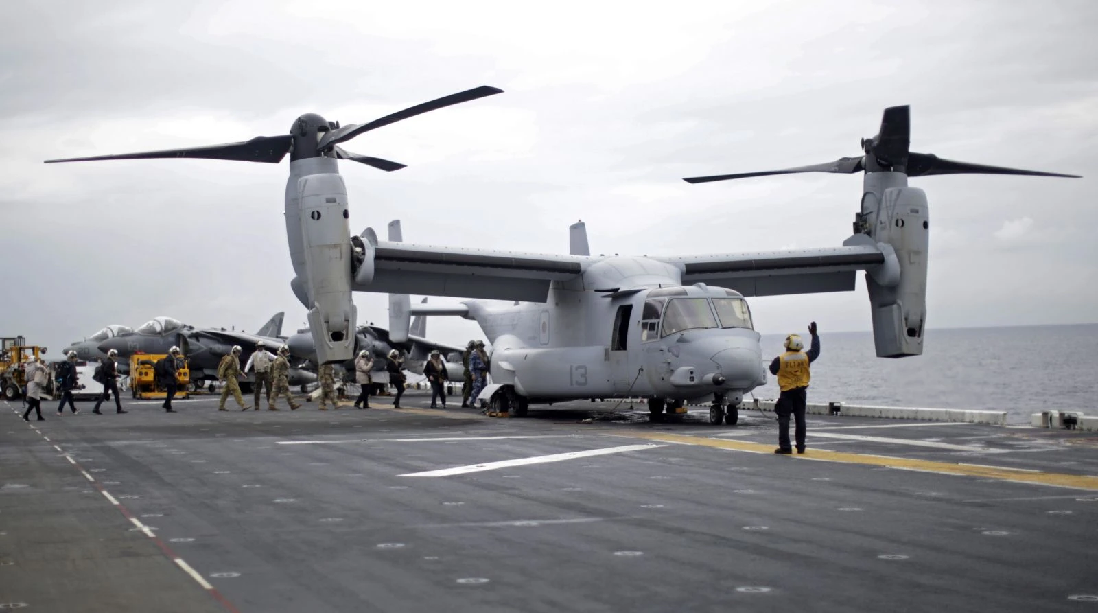 ABD’de savaş gemisindeki yangın söndürüldü