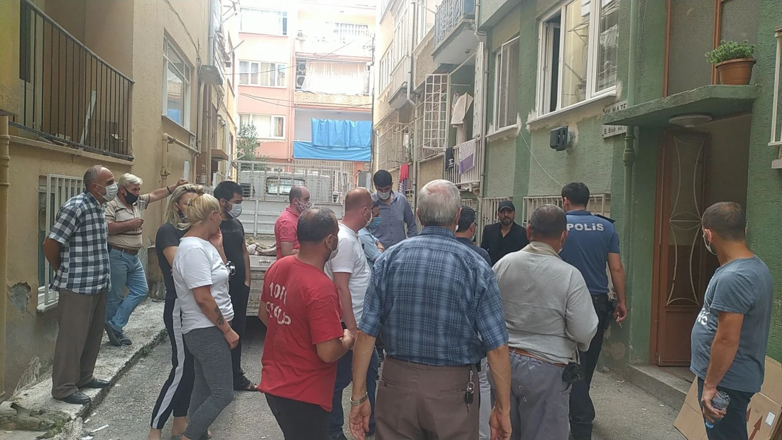 Haciz gelince, kendini 5 yıldır kirasını ödemediği eve kitledi