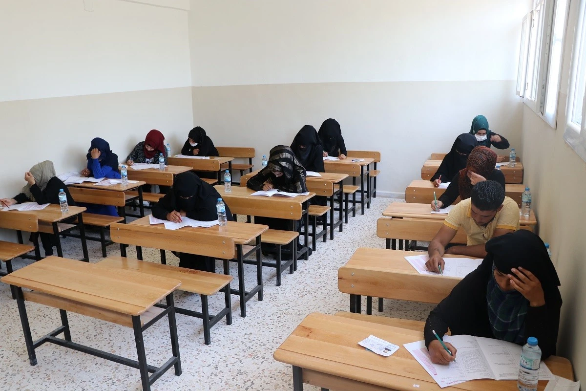 Barış Pınarı Bölgesindeki gençler diploma için ter döktü