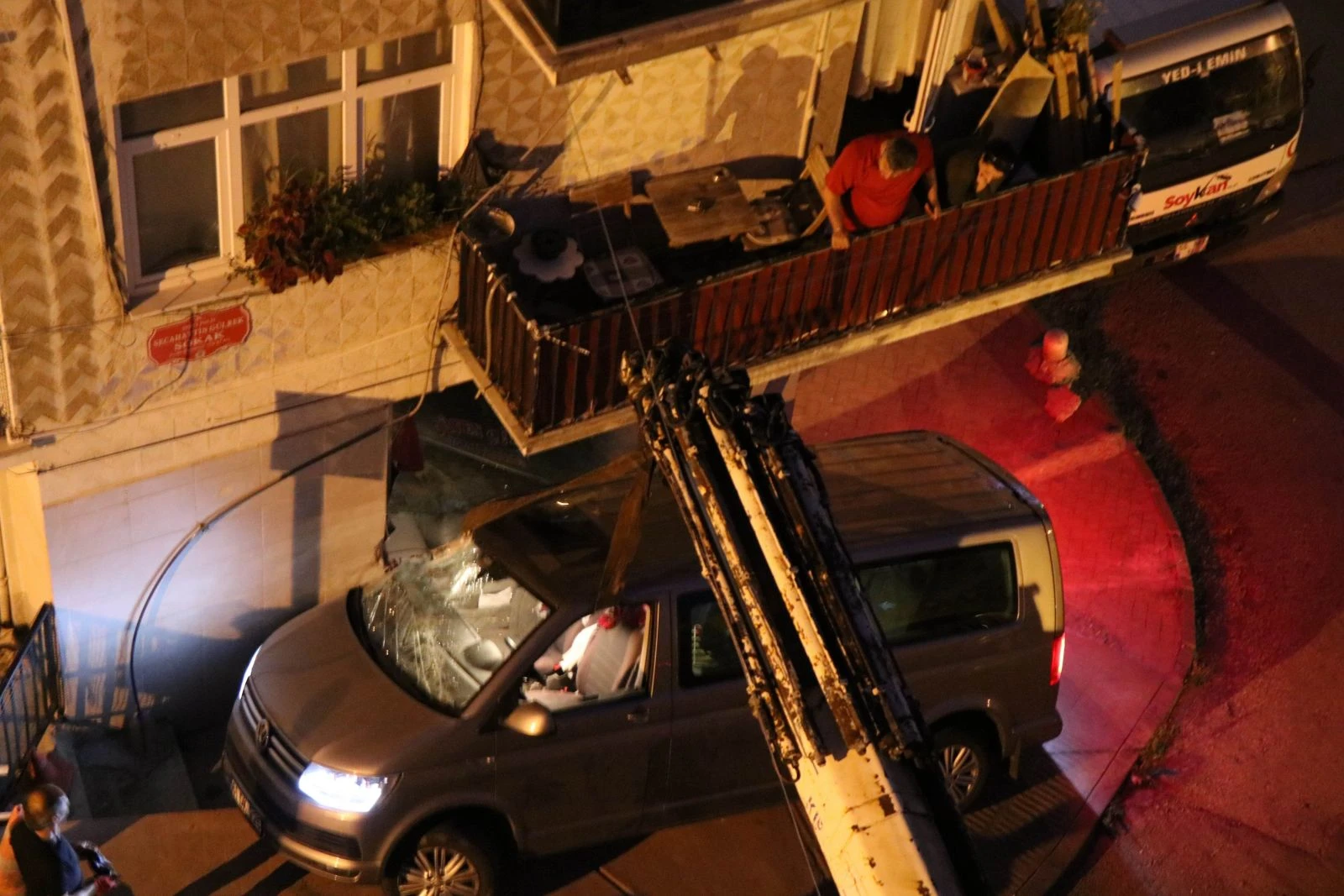 Kamyonet apartmanın giriş katındaki dükkana girdi