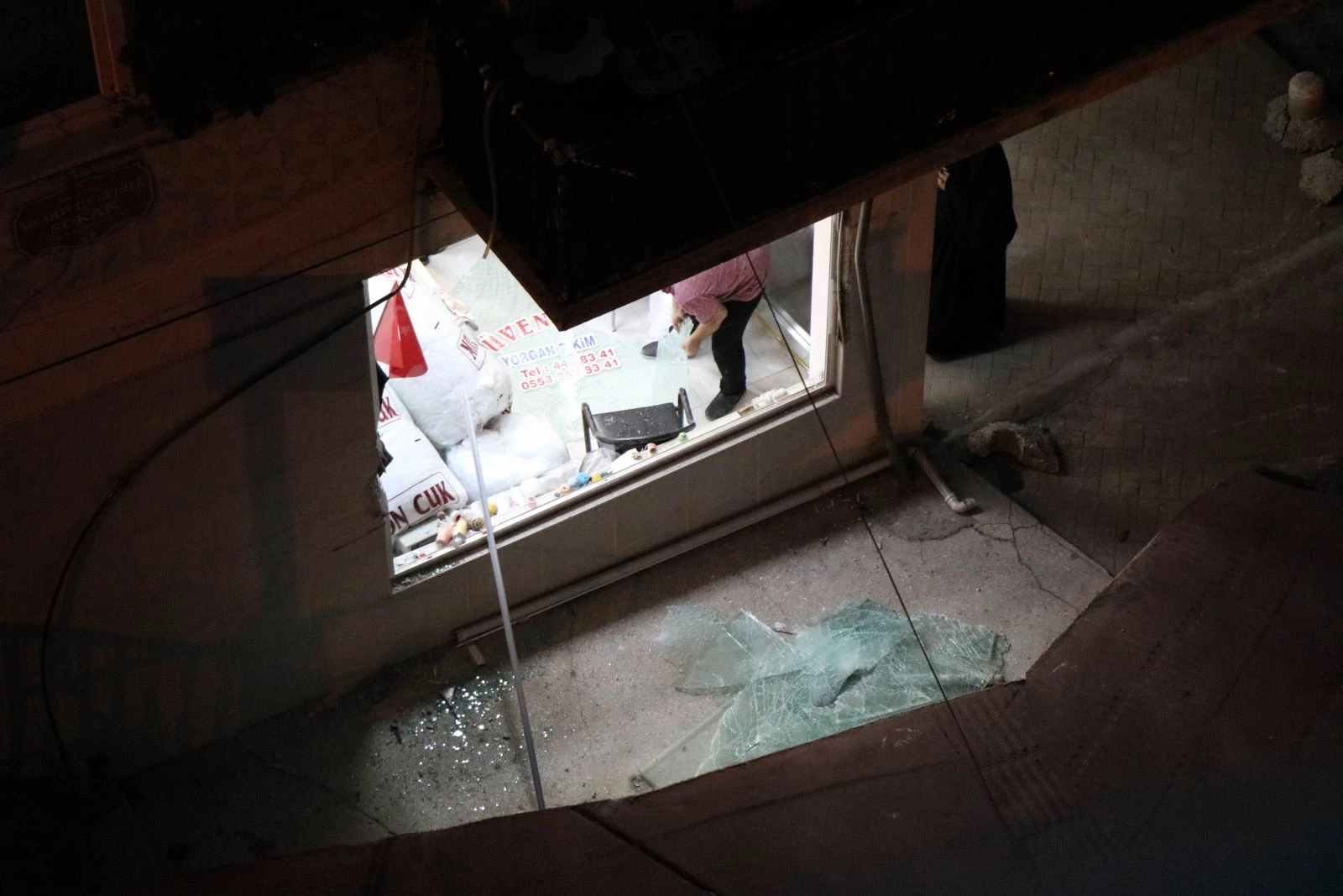 Kamyonet apartmanın giriş katındaki dükkana girdi