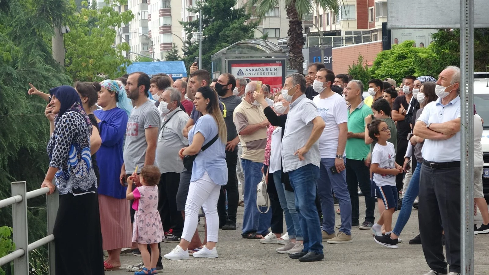 Yangını film gibi seyredip, cep telefonuyla görüntülemeye çalıştılar